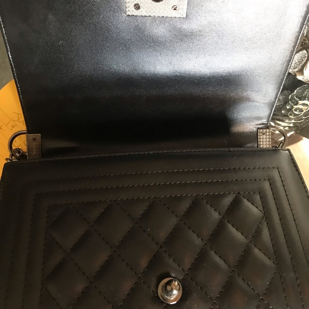 Designer look black quilted handbag with chain strap. - Picture 3 of 7